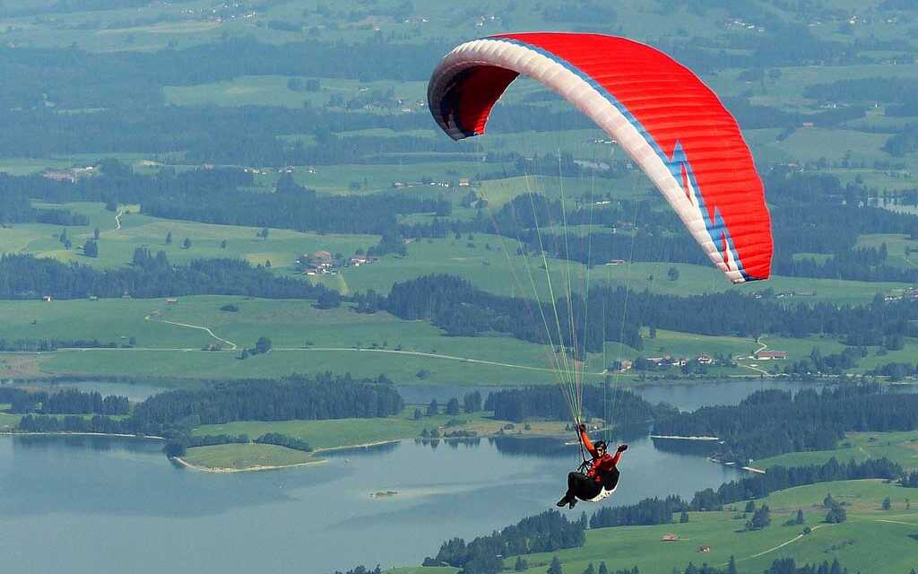 Parapente et Parasailing : Comment Pratiquer – Top 8 Destinations