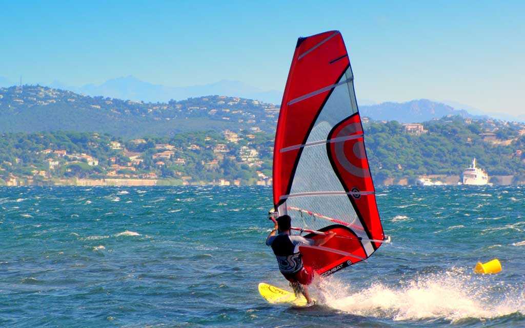 Planche à Voile et Spinnaker : Comment Pratiquer – Top 8 Destinations