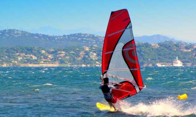 Planche à Voile et Spinnaker : Comment Pratiquer – Top 8 Destinations