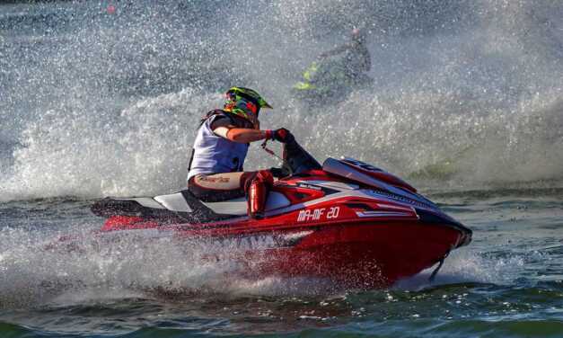 Jet Ski et Jet Boating : Équipement, Pratique et Top 9 Destinations