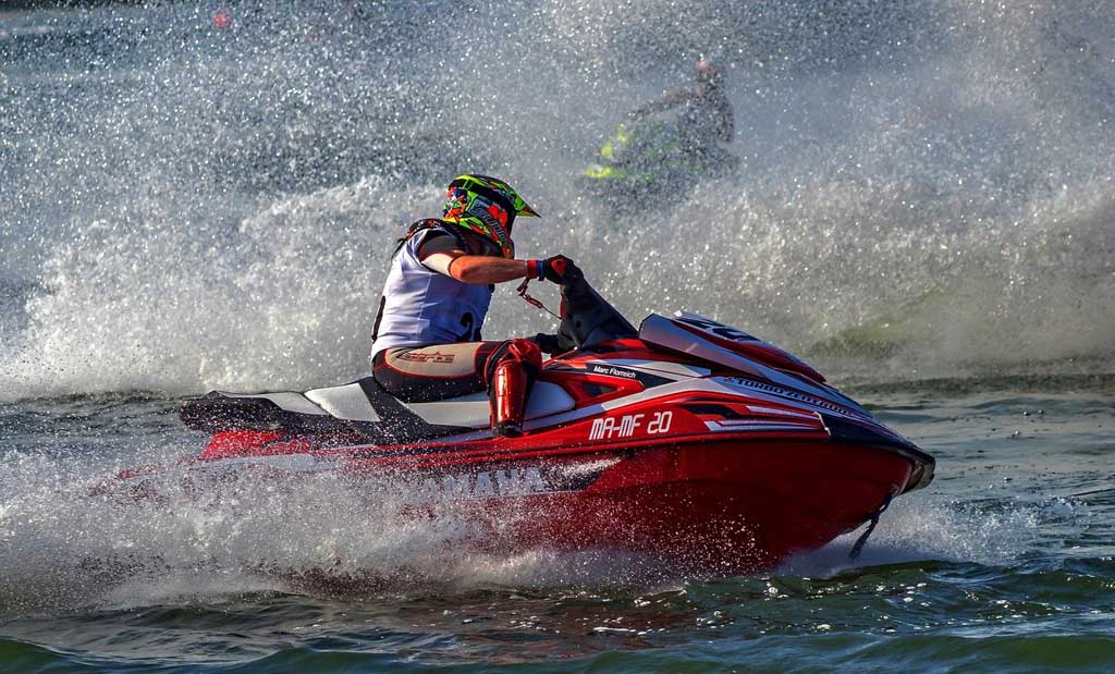 Jet Ski et Jet Boating : Équipement, Pratique et Top 9 Destinations